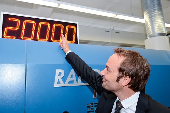 Geschäftsführer Klaus Huber an der neuen Rapida 106 mit LED-UV Technologie